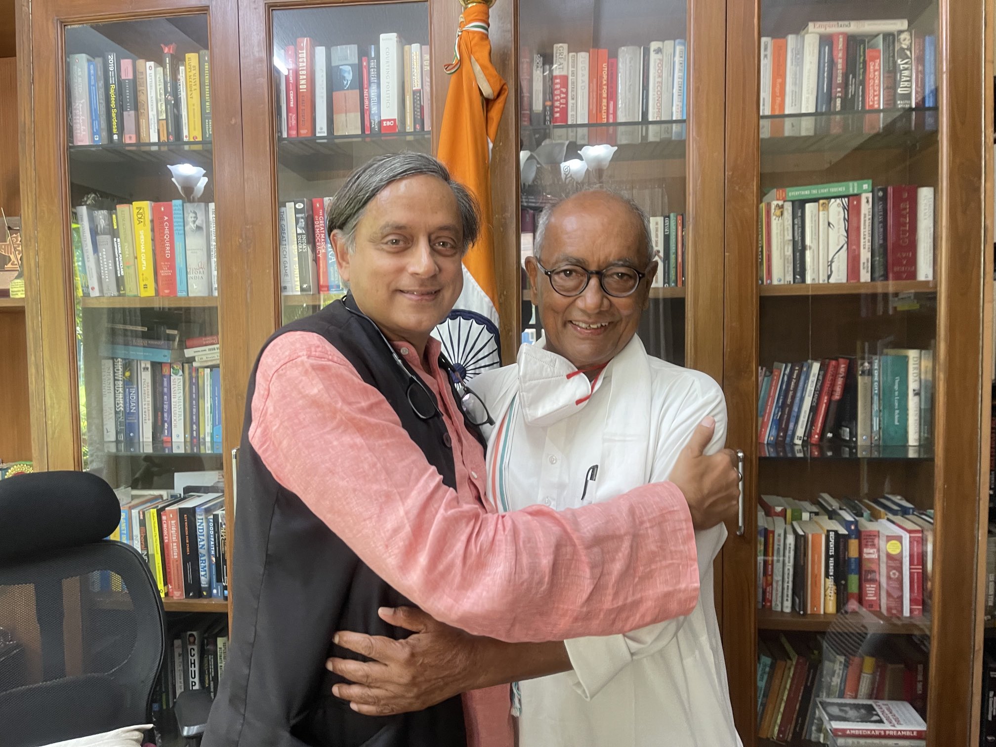 Ours 'friendly contest and not battle between rivals', says Tharoor after Digvijaya Singh meets him